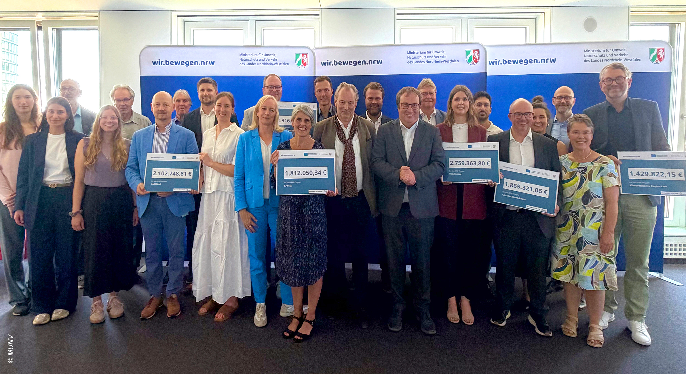 Gruppenfoto Förderbescheidübergabe. © MUNV